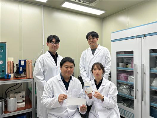 한국생산기술연구원은 현장 열중합 방식을 이용해 높은 기계적 강도를 가지면서 계면저항 문제를 획기적으로 개선, 전지 출력 특성과 수명을 높인 복합 고체전해질을 개발했다.   생기원 제공